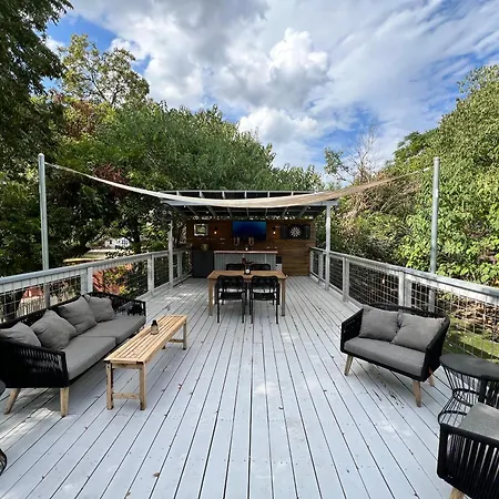 Authentic Austin Pad With Roof-Top Deck Bar